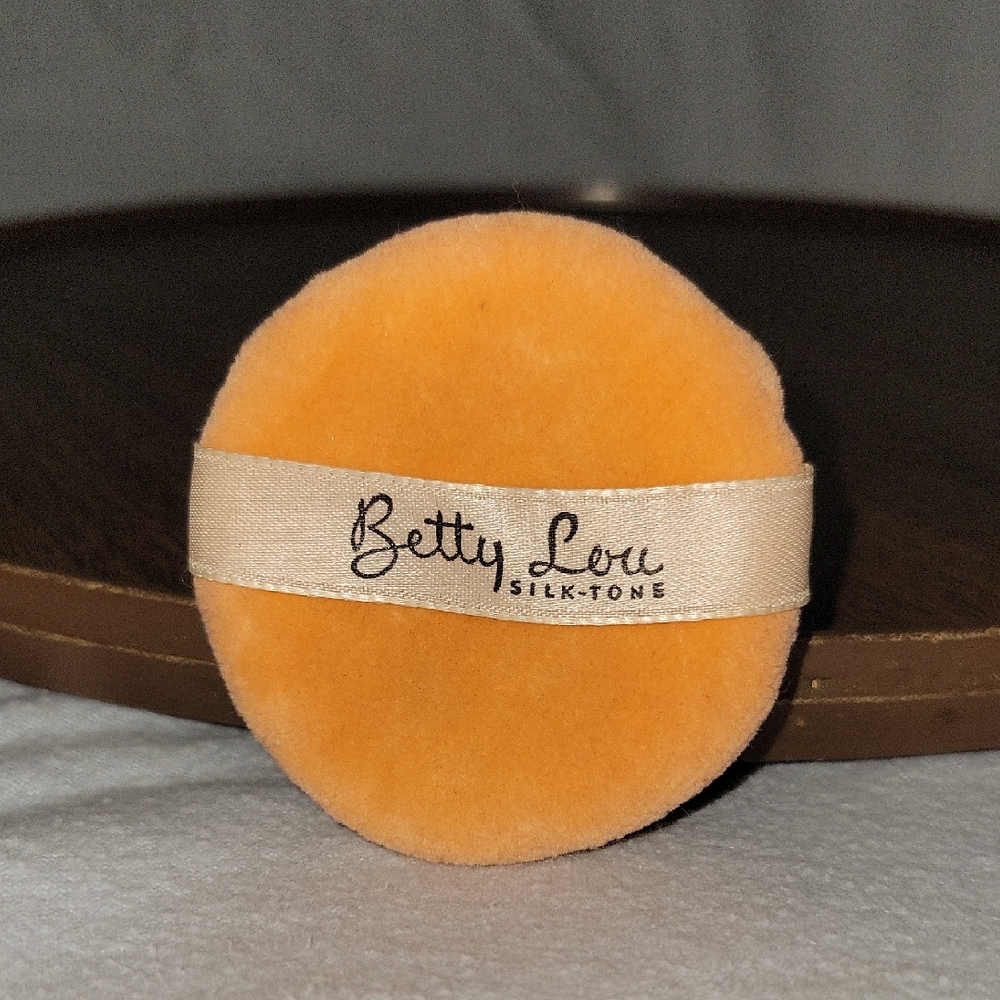 Vintage Betty Lou Silk-Tone Compact Powder Puff Mint Condition - Picture 2 of 4